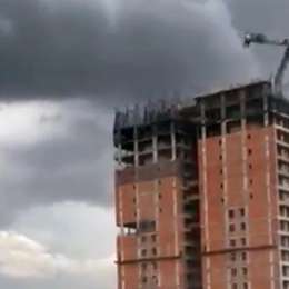 Video: una grúa se desplomó en un edificio en construcción en Corrientes a causa de un temporal