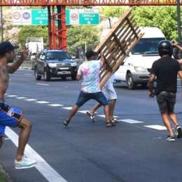 Caos en la Autopista Dellepiane: vecinos de Lugano realizaron una manifestación por falta de luz y ya hay 3 detenidos