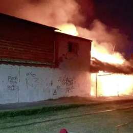 Un feroz incendio azotó a una estación de tren en Villa Fiorito