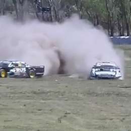 TC Pista Mouras: ¡De no creer! El segundo y tercero se tocaron a falta de una vuelta y se despistaron