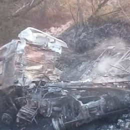 Accidente en la Ruta 14: Un camión cayó al vacío desde un puente y se incendió por completo