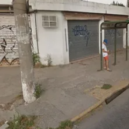 ¡Terrible! Un hombre que esperaba el colectivo mató a un motochorro que intentó asaltarlo