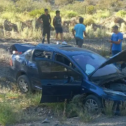 Peligro al volante: un camión volcó en la ruta 7 y embistió un auto familiar