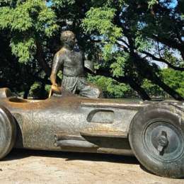 Presentarán el nuevo espacio donde se ubica el monumento a Fangio