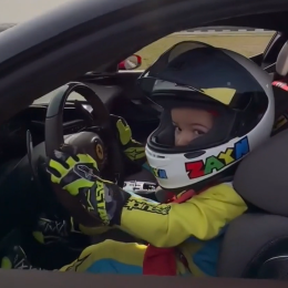 Tiene tres años y ya manejó una Ferrari en un autódromo