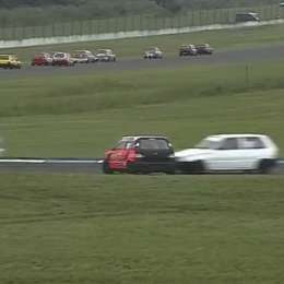 Se tocó con su hermano, quedó cruzado en la pista y lo impactó otro rival