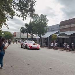 Una Dodge ganadora aceleró en las calles