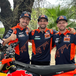 Kevin Benavides recibió a los pilotos de KTM de MotoGP de una manera muy particular