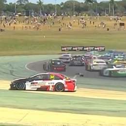 Rossi en Stock Car: un golpe de un rival lo dejó en el fondo del pelotón
