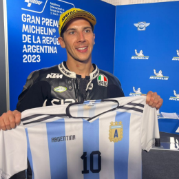 El piloto que vio la final del mundial con Valentino Rossi y es fanático de la Selección Argentina