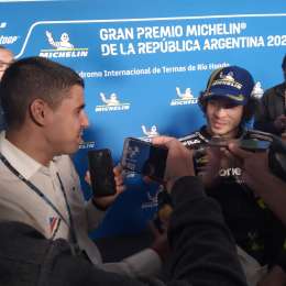 Marco Bezzecchi: "Recibir la camiseta de Messi fue increíble; es el GOAT, como Valentino Rossi"