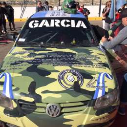 Corre con una carta del Ejército Argentino en su auto