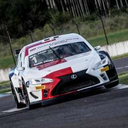 Azar festejó en la final del Top Race en Concordia