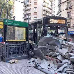 Un colectivo chocó contra una construcción en Palermo y el chofer dió una insólita explicación