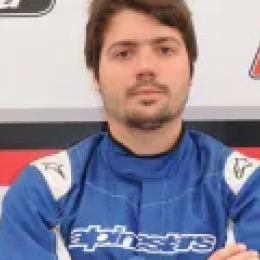 El piloto que vende rifas para poder correr