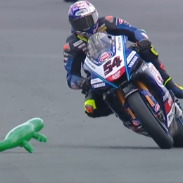 ¡Insólito! un cocodrilo inflable generó una bandera roja en el WorldSBK