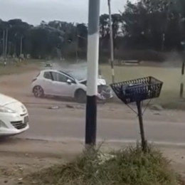 Accidente en Mar del Plata: un micro con hinchas de Aldosivi chocó un auto, dejó 4 heridos y escapó