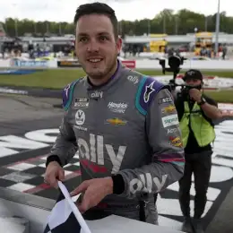 NASCAR: Alex Bowman afuera por la fractura de una vértebra