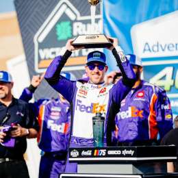 NASCAR; Hamlin ganó en Kansas y cortó una larga sequía