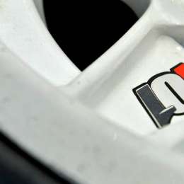 Con 71 años les ganó en pista, pero lo echaron por un detalle insólito