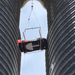 Un multimillonario subió con una grúa su McLaren Senna hasta el piso 57