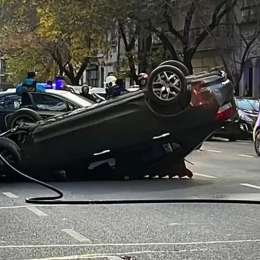 Choque y vuelco en Caballito: el conductor escapó y dejó a su pareja en el auto