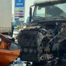 Un auto quedó bajo un camión y el conductor salió ileso