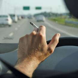 Tránsito: ¿cuánto cuesta la multa por manejar fumando?