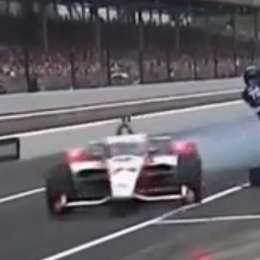 Indy500: ¡Tuvo un exceso en los boxes y casi atropella a un mecánico!