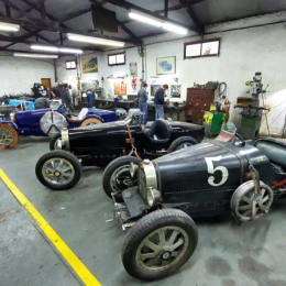 Un artista de época: el argentino que enamora al mundo con sus réplicas de autos históricos