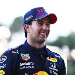 Checo Pérez con el Red Bull por las calles de Madrid