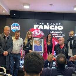 Se inauguró la muestra homenaje a Fangio en la AAV