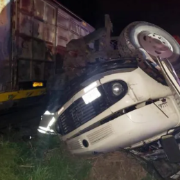 Accidente fatal en el Gran Rosario: un hombre murió luego de que un tren arrollara a un camión