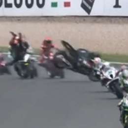 World Superbike: impresionante múltiple caída y susto en Donington Park