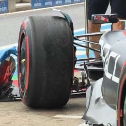 F1: ¡Insólito! Verstappen rompió el alerón en plena calle de boxes