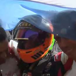 El festejo de Rossi con la bandera argentina tras su pole en Stock Car