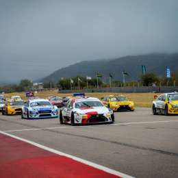 Diego Azar se escapa en el campeonato de Top Race