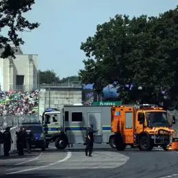 DTM: Activistas invadieron la pista e hirieron a un Oficial