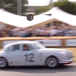 ¡Insólito! Un Jaguar perdió una rueda y golpeó al público en el festival de Goodwood