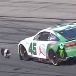 ¡Insólito! Se enojó y le tiró el casco en plena carrera