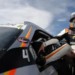 Un piloto de NASCAR fue suspendido por un polémico me gusta