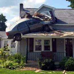 Estrelló un auto contra un segundo piso