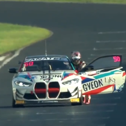 ¡Insólito! Venía ganando, se quedó sin nafta y llegó empujando el auto