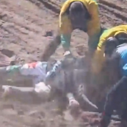 ¡Impactante! Un piloto se cayó y terminó con la cabeza atrapada en la rueda de su moto