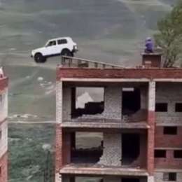 ¡Increíble error! Cayó 15 metros intentando saltar de un edificio a otro en auto