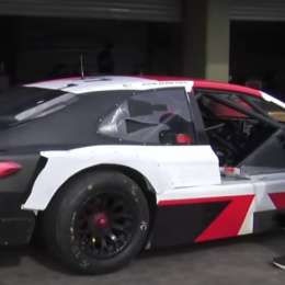 TC: Matías Rossi ya prueba el nuevo Toyota Camry en La Plata