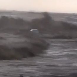 ¡Terrible! Un auto quedó perdido en medio del océano por las inundaciones en Grecia