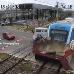 ¡Impactante! Un tren de la línea Roca chocó a un camión y 6 personas resultaron heridas