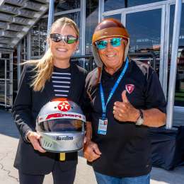 El emotivo intercambio de cascos entre Andretti y Fundación Fangio en Laguna Seca