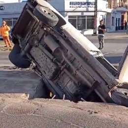 ¡Insólito! Una camioneta se incrustó en un pozo en una importante avenida de Rosario